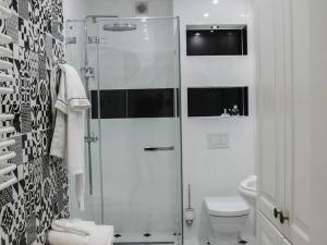 czarno biała łazienka w bloku REALIZACJA GNIENZO